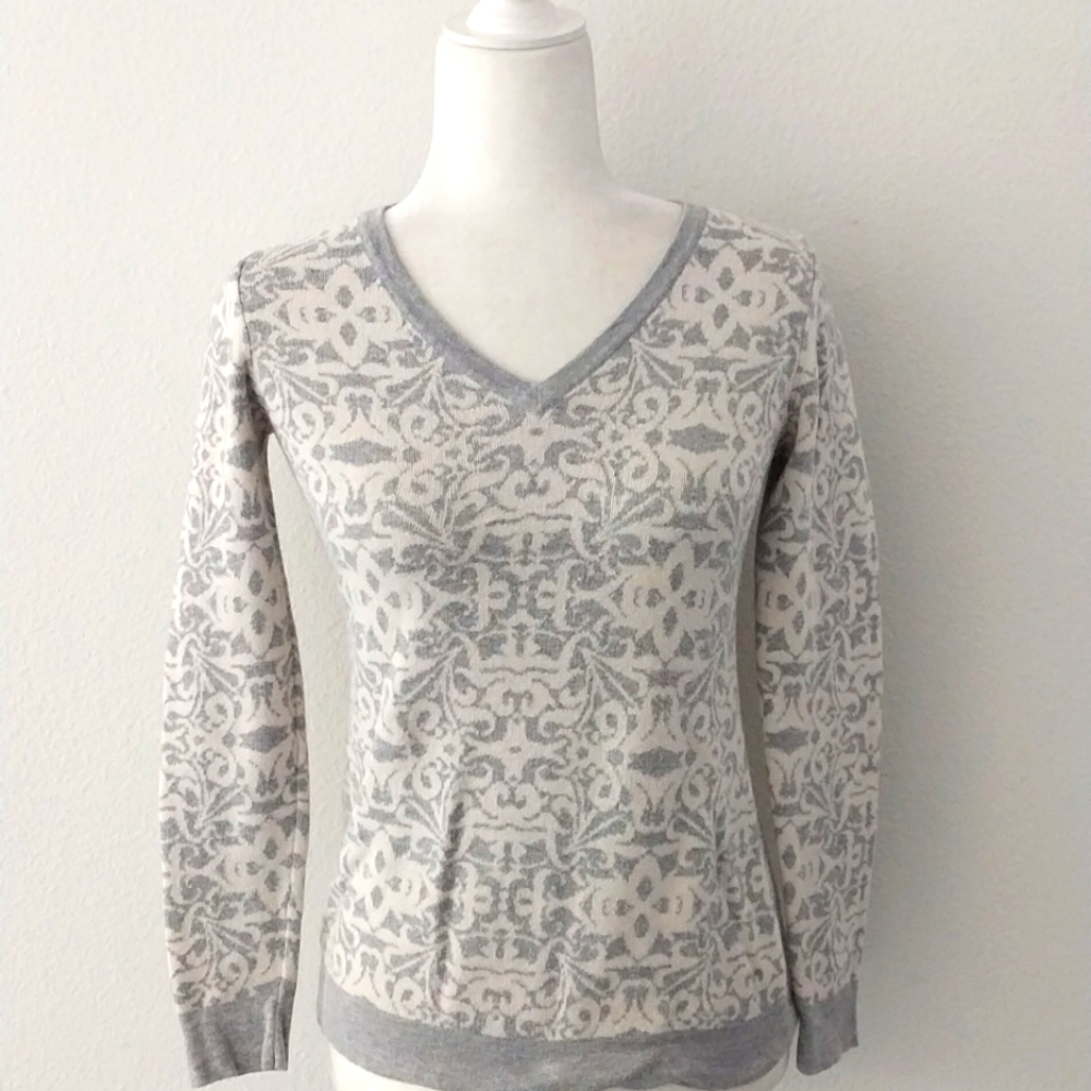 Banana Republic Women's Classic Soft Gray and White V-neck Cotton Swester siz…